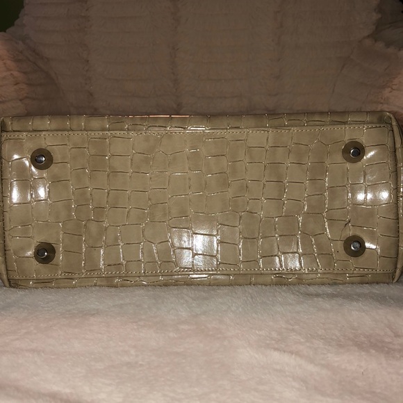 Mid-size alligator print neutral purse - Picture 3 of 4
